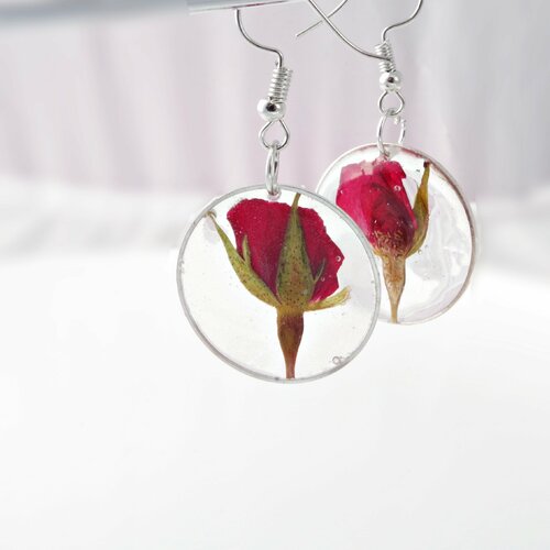 Boucles d'oreilles argentées boucles d'oreilles avec des roses vraies roses roses dans de la résine