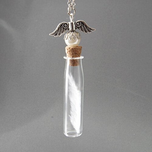 Collier avec une plume blanche collier avec des perles blanches collier avec une bouteille en verre