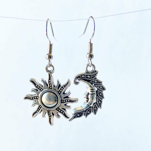 Boucles d'oreilles à breloque soleil céleste et croissant de lune bijoux visage de lune et visage de soleil boucles d'oreilles dépareillées