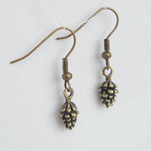 Boucles d'oreilles cônes de pin minuscules cadeau de noël petites boucles d'oreilles en bronze bijoux minimalistes 