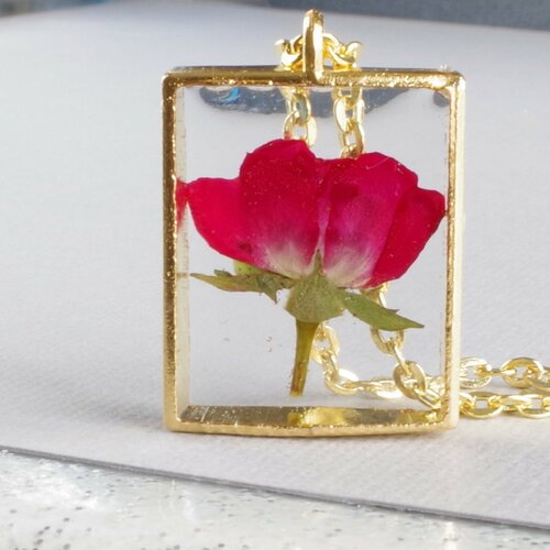 Rose rouge en résine collier real flower jewelry - pendentifs de fleurs séchées - collier botanique cadeau de fête des mères maman