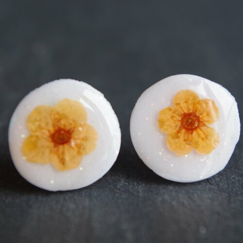 Petites boucles d'oreilles boucles d'oreilles avec des fleurs vraies fleurs fleurs jaunes boucles d'oreilles blanches fleurs séchées