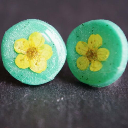 Petites boucles d'oreilles boucles d'oreilles avec des fleurs vraies fleurs fleurs jaunes boucles d'oreilles vertes fleurs séchées