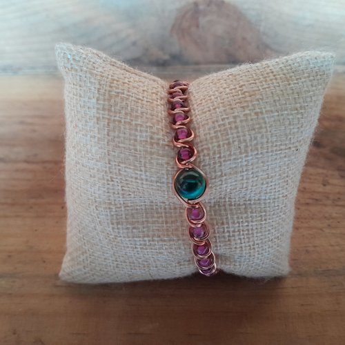 Bracelet en cuivre "malachite" avec des perles de rocaille rose foncé.