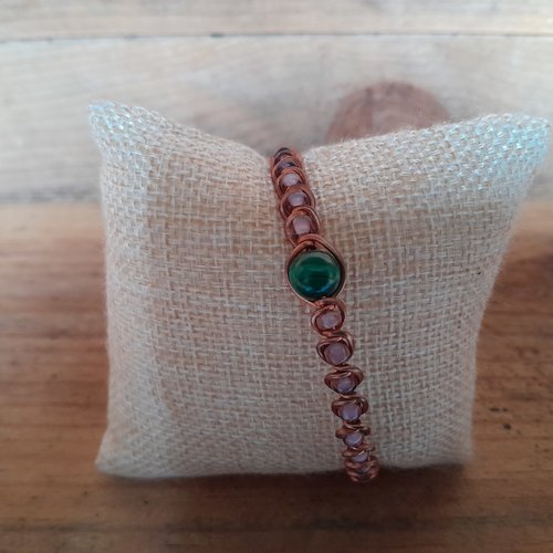Bracelet en cuivre "malachite" avec des perles de rocaille rose clair.