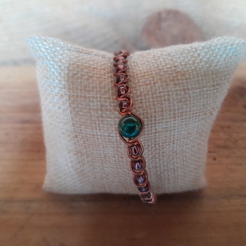 Bracelet en cuivre "malachite" avec des perles de rocaille lila.