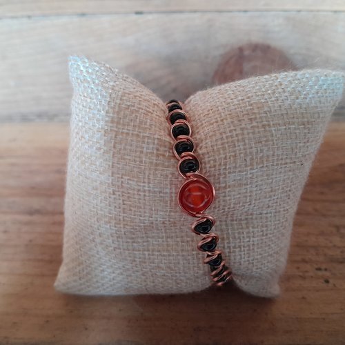 Bracelet en cuivre "cornaline" avec des perles de rocaille noire.