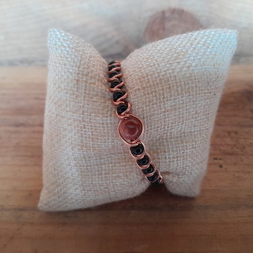 Bracelet en cuivre "goldstone" avec des perles de rocaille noire.