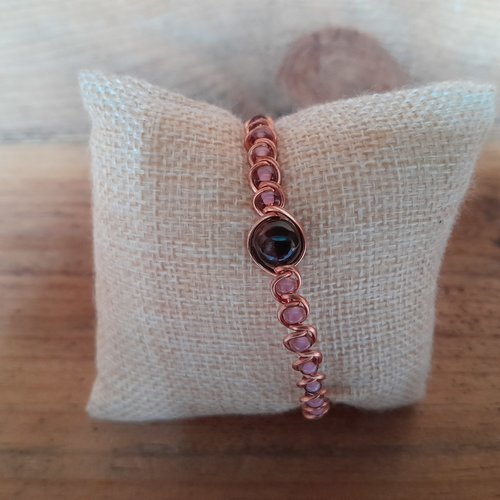Bracelet en cuivre "œil de taureau" avec des perles de rocaille rose clair.