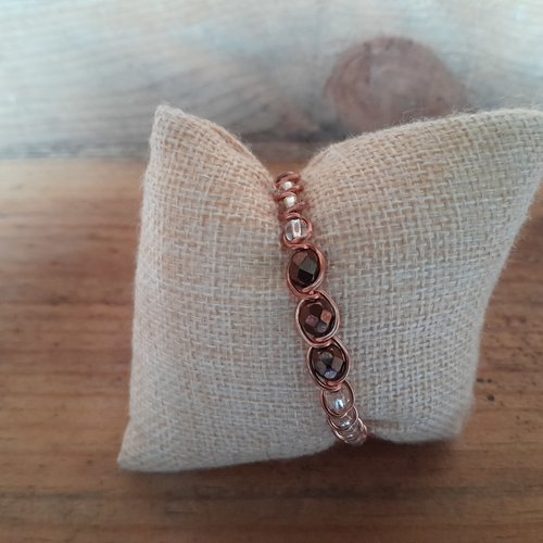 Bracelet en cuivre avec des perles de rocaille marron et transparente.