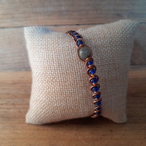 Bracelet en cuivre "labradorite" avec des perles de rocaille bleue foncée.