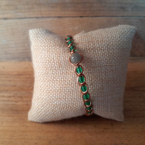 Bracelet en cuivre "labradorite" avec des perles de rocaille vert foncé.
