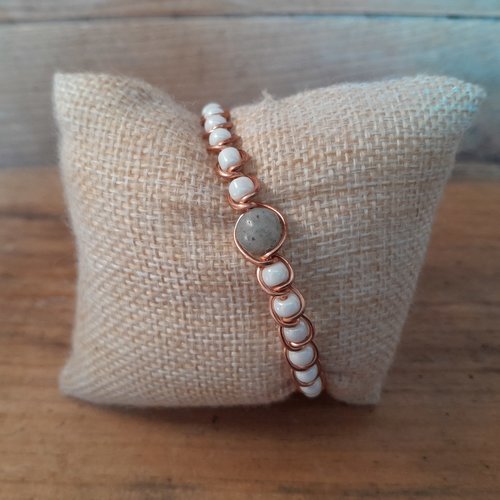 Bracelet en cuivre "labradorite" avec des perles de rocaille blanche.