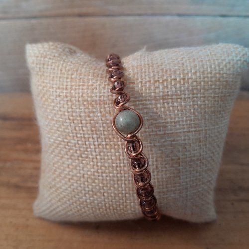 Bracelet en cuivre "labradorite" avec des perles de rocaille lila.