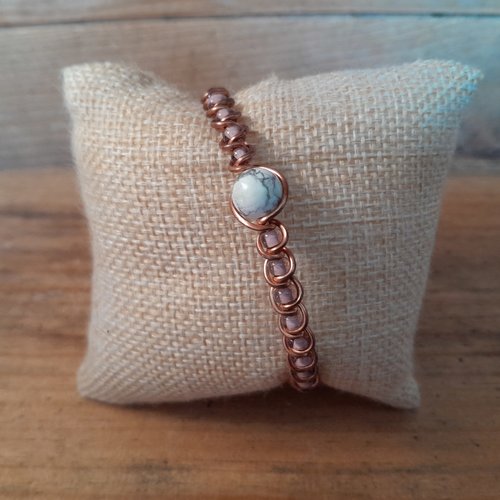 Bracelet en cuivre "howlite" avec des perles de rocaille rose clair.