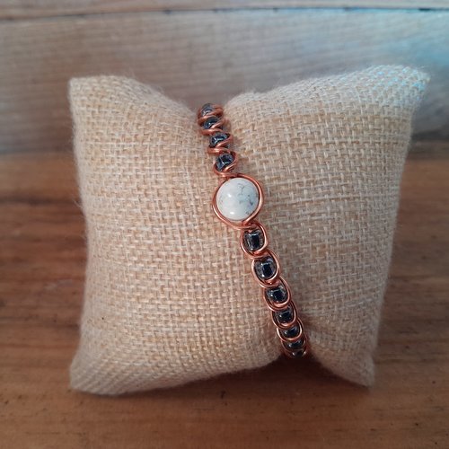 Bracelet en cuivre "howlite" avec des perles de rocaille bleu métal.