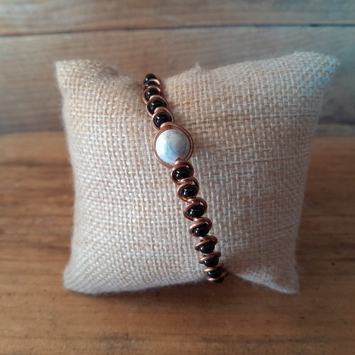 Bracelet en cuivre "howlite" avec des perles de rocaille noire.