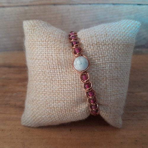 Bracelet en cuivre "howlite" avec des perles de rocaille rose foncé.