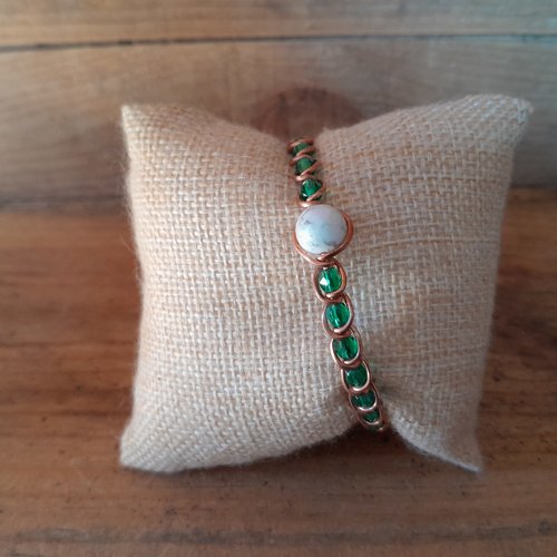 Bracelet en cuivre "howlite" avec des perles de rocaille vert foncé.
