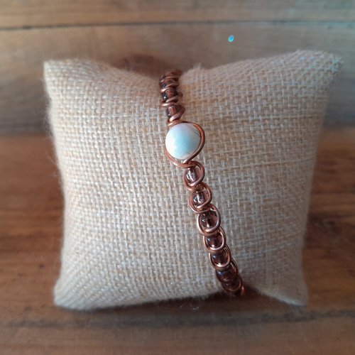 Bracelet en cuivre "howlite" avec des perles de rocaille lila.