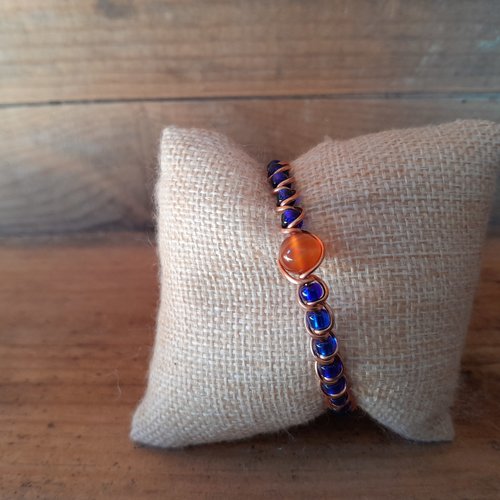 Bracelet en cuivre "cornaline" avec des perles de rocaille bleu foncé.