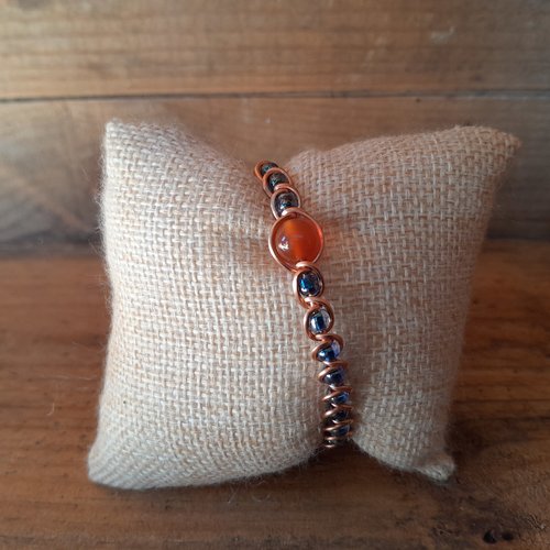 Bracelet en cuivre "cornaline" avec des perles de rocaille bleu métal.