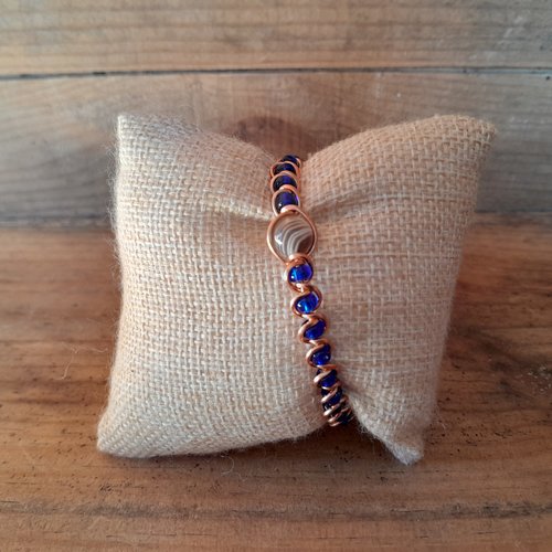 Bracelet en cuivre "agate du bostwana" avec des perles de rocaille bleu foncé.