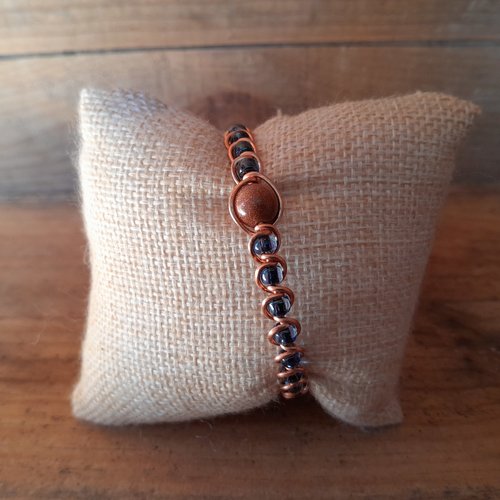 Bracelet en cuivre "goldstone" avec des perles de rocaille bleu métal.