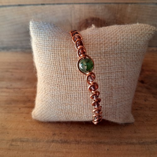 Bracelet en cuivre "agate verte" avec des perles de rocaille lila.