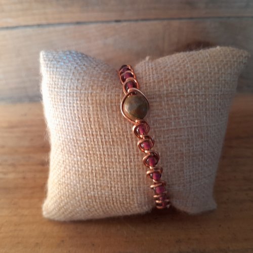 Bracelet en cuivre "unakite" avec des perles de rocaille rose foncé.