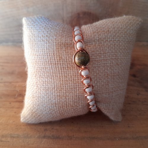 Bracelet en cuivre "unakite" avec des perles de rocaille blanche.