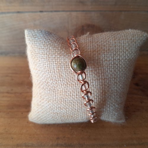 Bracelet en cuivre "unakite" avec des perles de rocaille transparente.