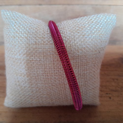 Bracelet rond en cuivre et cuivre coloré fuchsia.