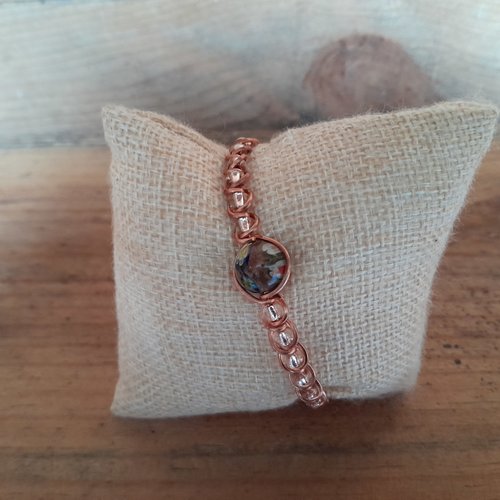 Bracelet en cuivre avec des perles de verre et de rocaille transparente.