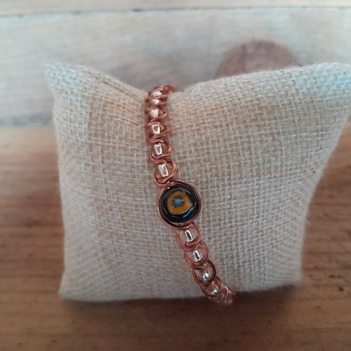 Bracelet en cuivre avec des perles de verre et de rocaille transparente.