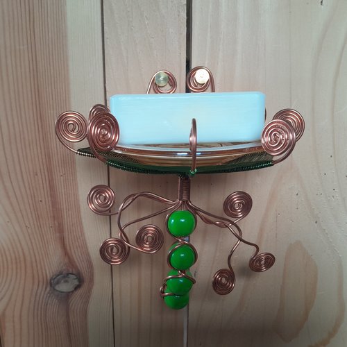 Porte savon en cuivre et tissage en cuivre coloré vert.