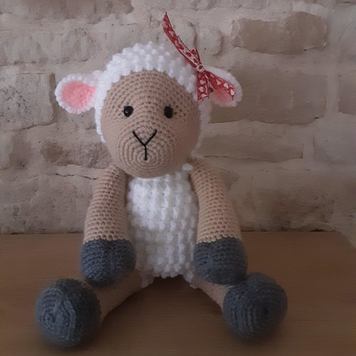 Mouton au crochet ,peluche ,animaux au crochet ,mouton , décoration de chambre de bébé ,cadeaux de noel ,cadeaux de naissance