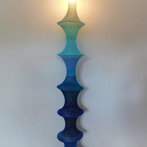 Suspension lumineuse couleur océan.