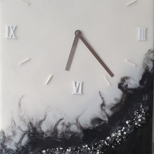 Horloge résine noire et blanche