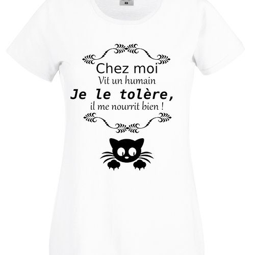 T-shirt femme humour : chez moi vit un humain je le tolère il me nourrit bien ! idée cadeau fan de chat