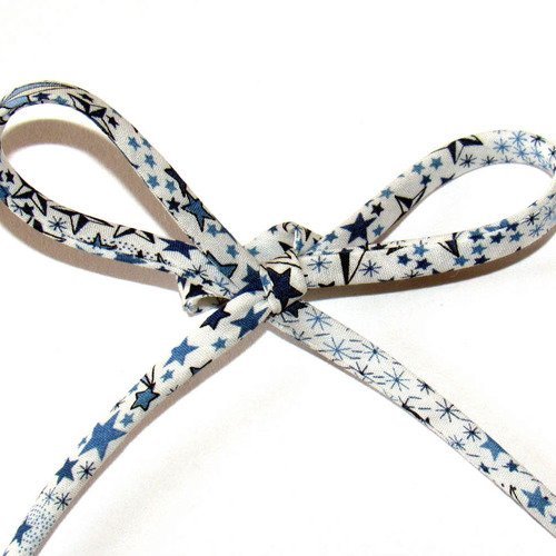 Ruban fin tubulaire ou spaghetti, 2m, en coton motif liberty étoiles bleues. 