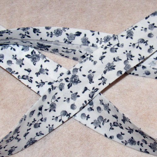 Biais blanc à fleurs grises, largeur 18 mm.