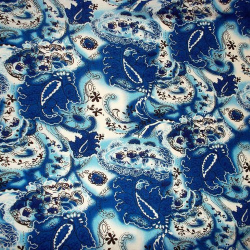 Tissu bleu et blanc, motifs de fleurs et arabesques, polyester, laize 110 cm. 