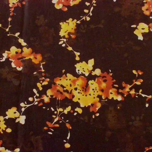 Tissu voile marron avec motifs de fleurs et branchages roux, jaunes et oranges, coton, laize 140 cm. 