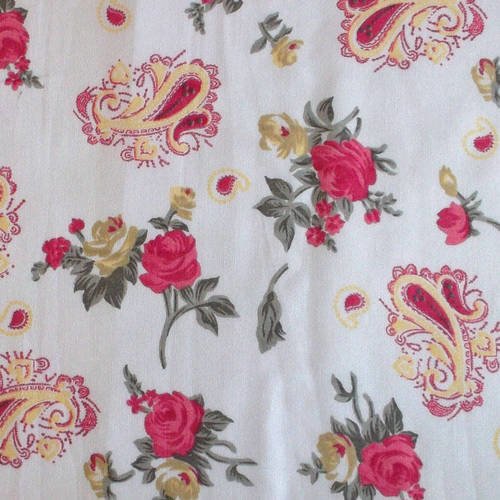 Tissu blanc avec motifs de roses et arabesques, polyester, laize 110 cm. 
