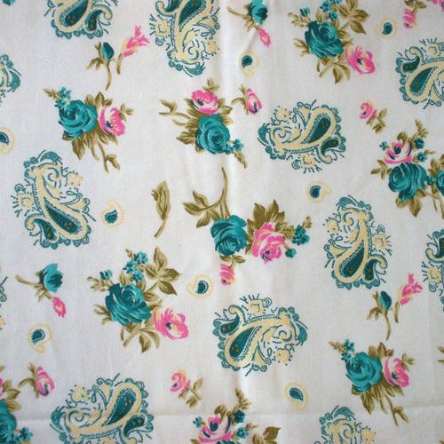 Tissu blanc avec motifs de fleurs turquoises et roses, arabesques, polyester, laize 110 cm. 