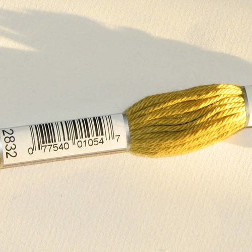 Dmc n°2832, échevette de coton vert jaune pour tapisserie et canevas