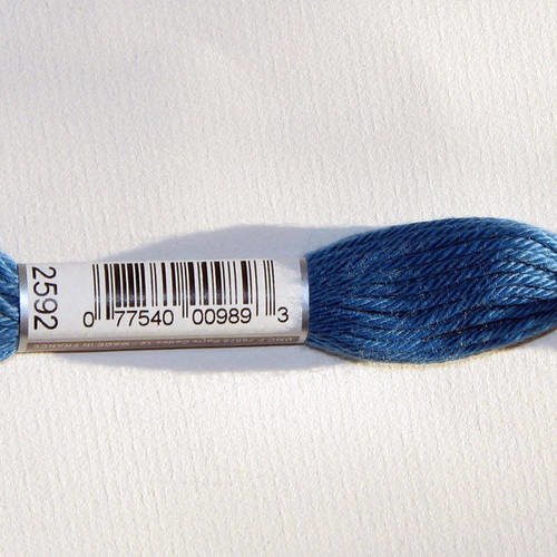 Dmc n°2592, échevette de coton bleu pour tapisserie et canevas