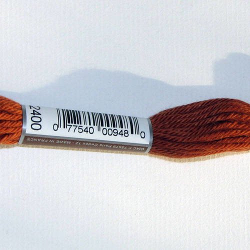 Dmc n°2400, échevette de coton marron pour tapisserie et canevas