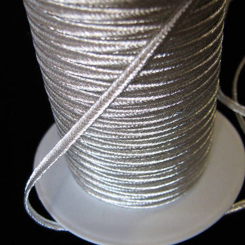 Galon ou soutache argentée métalloplastique 2,5 mm par 1m, pour broderie des boléros des écarteurs landais.